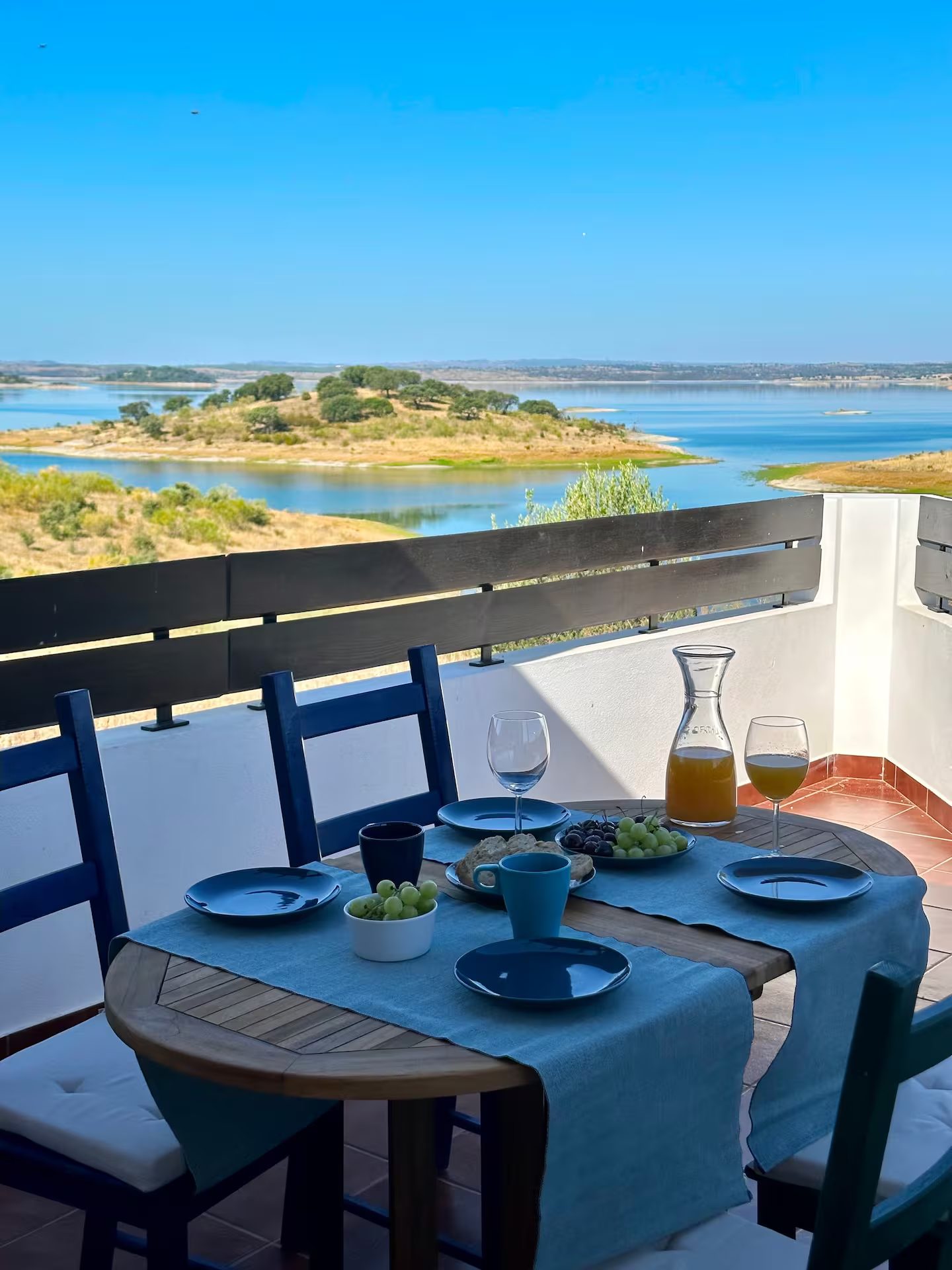 Terraço da Estrela Villas com mesa posta e vista sobre a Albufeira do Alqueva