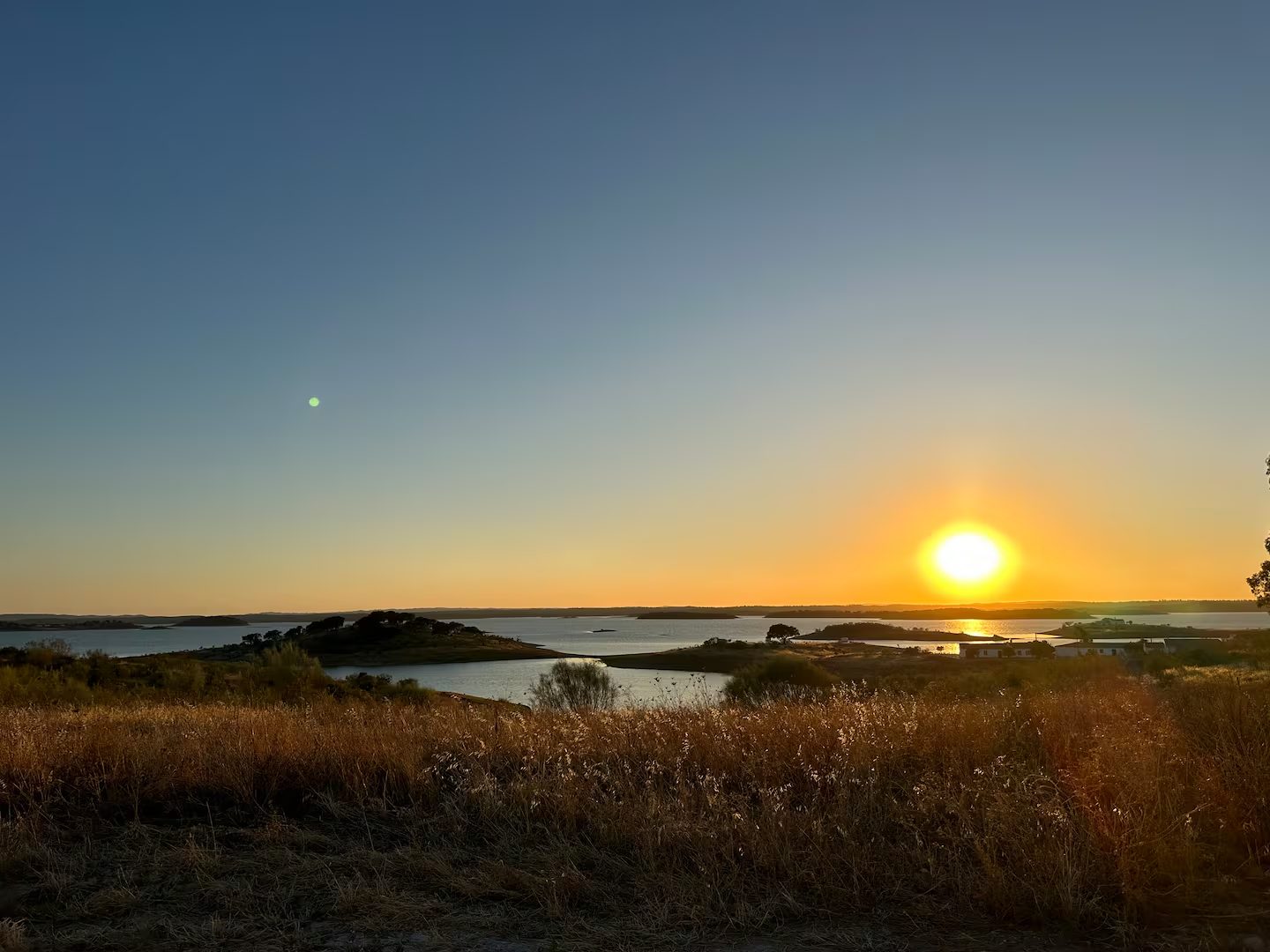 Pôr do sol sobre a Albufeira do Alqueva