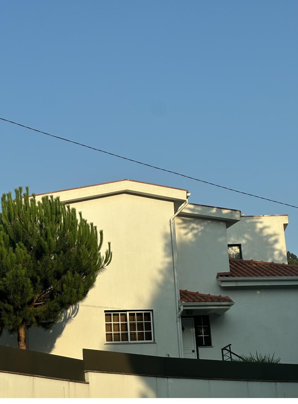 Fachada da Douro Villas ao final da tarde
