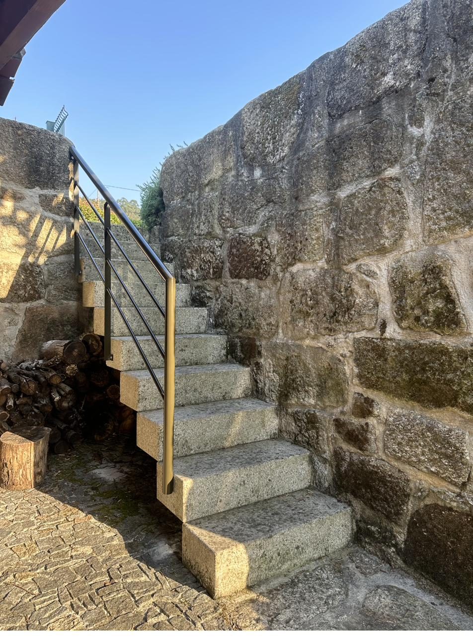 Escadas de pedra granítica típicas da região
